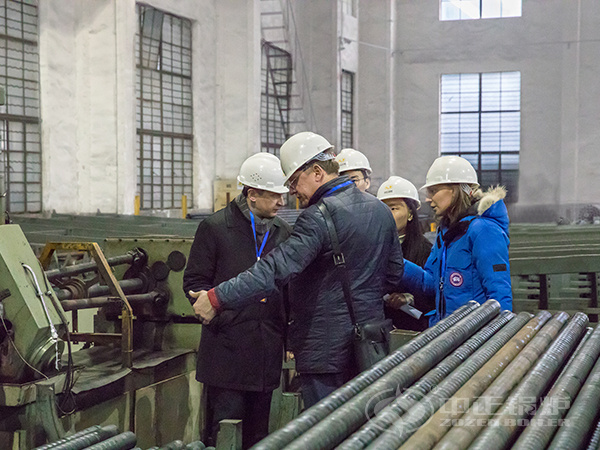 考察團(tuán)正在參觀中正鍋爐螺紋煙管生產(chǎn)線